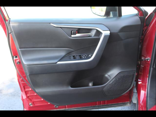 2025 Toyota RAV4 XLE - Photo 13