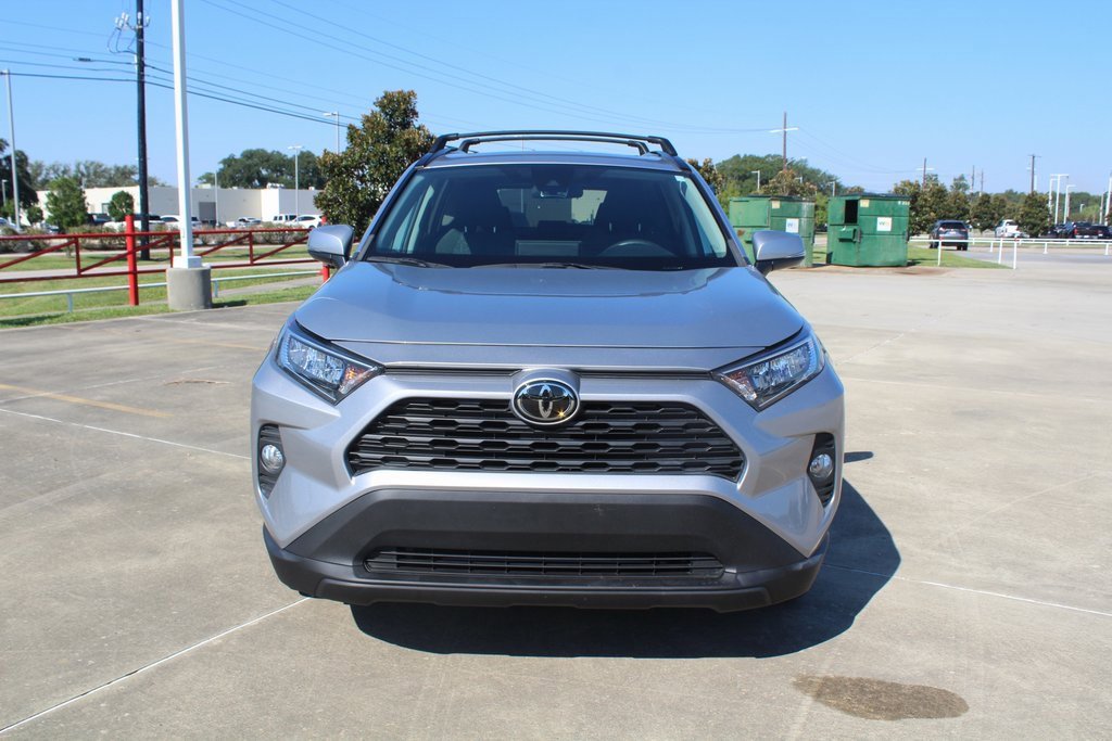 2020 Toyota RAV4 XLE photo 3