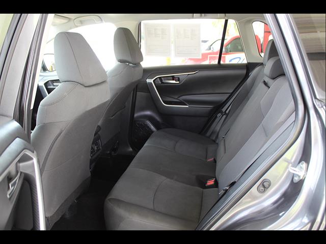 2025 Toyota RAV4 XLE - Photo 31