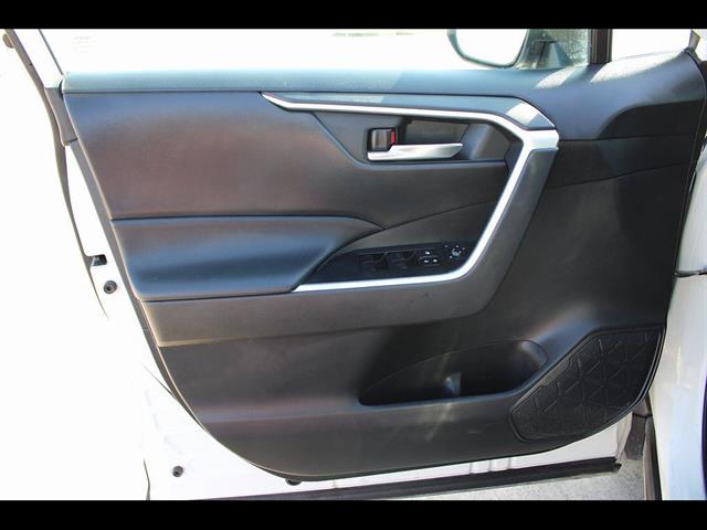 2021 Toyota RAV4 XLE - Photo 13