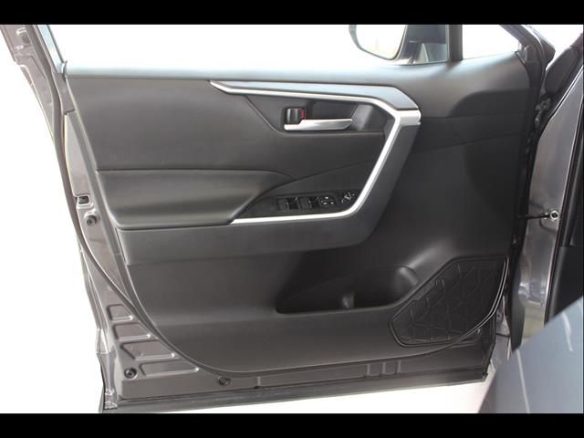 2025 Toyota RAV4 XLE - Photo 13