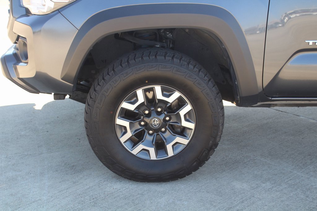 2023 Toyota Tacoma TRD Off-Road photo 2