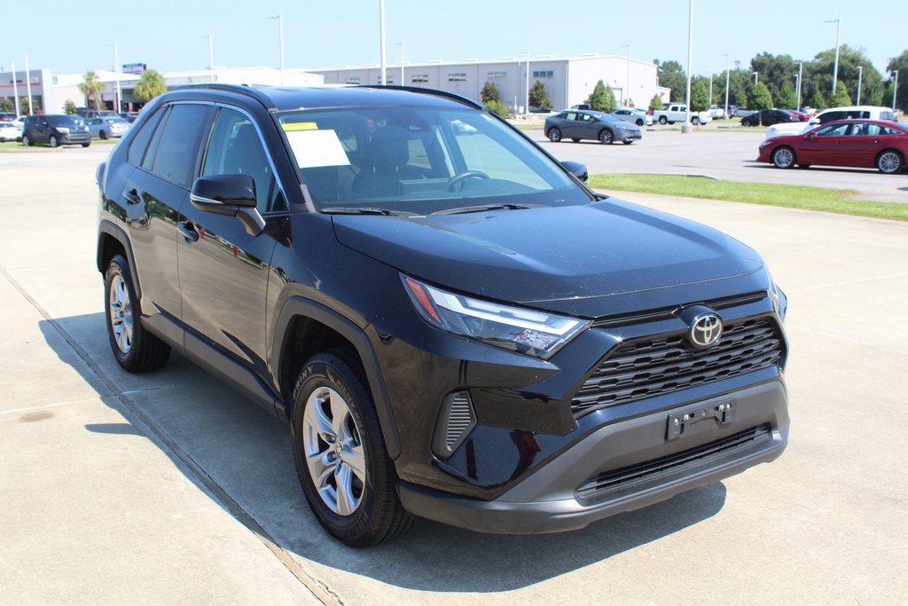 2022 Toyota RAV4 XLE photo 3