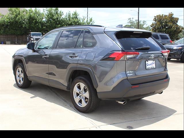 2025 Toyota RAV4 XLE - Photo 9