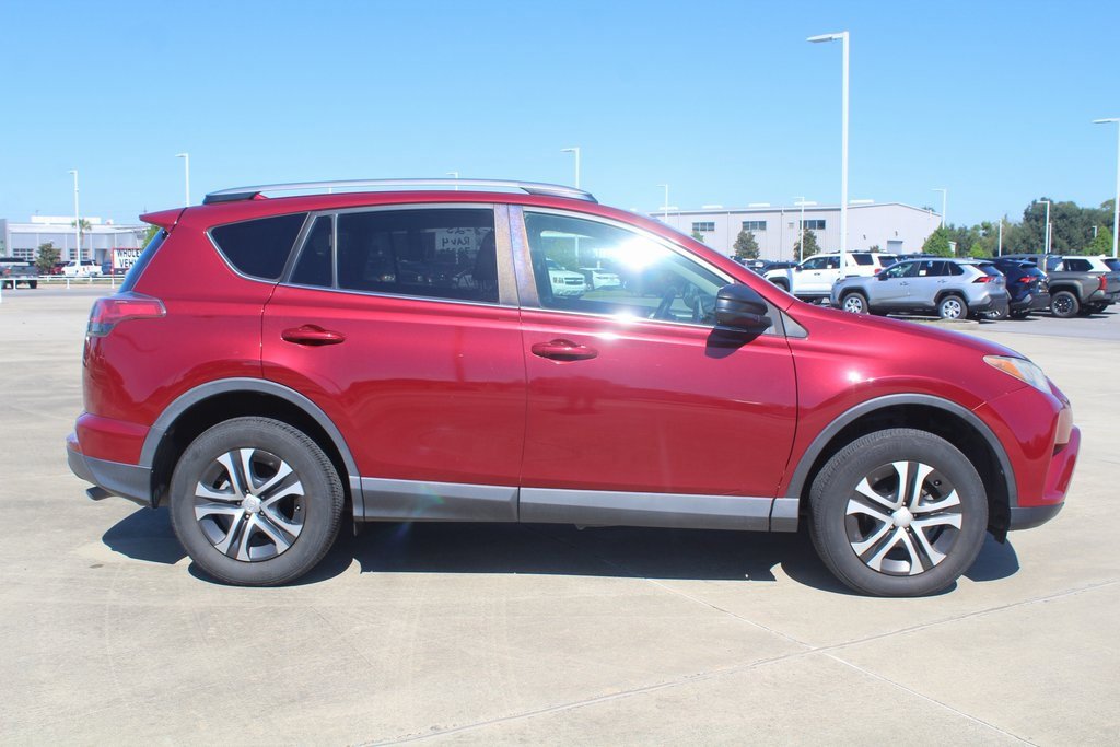 2018 Toyota RAV4 LE photo 4
