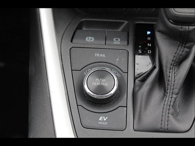 2025 Toyota RAV4 LE - Photo 27