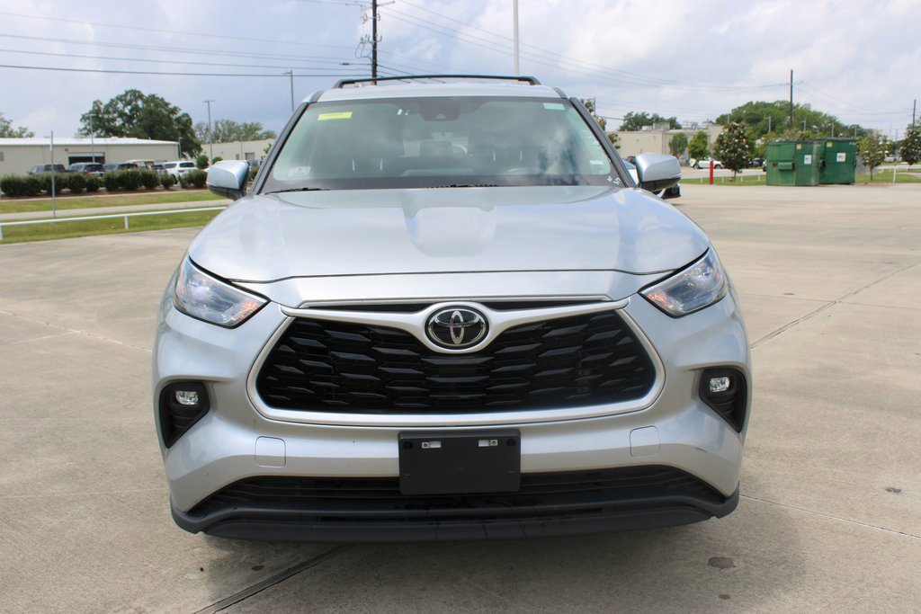 2023 Toyota Highlander LE photo 3