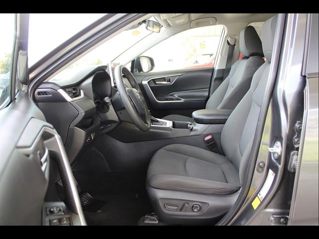 2025 Toyota RAV4 XLE - Photo 16