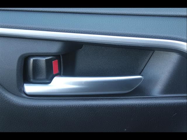2025 Toyota RAV4 XLE - Photo 13
