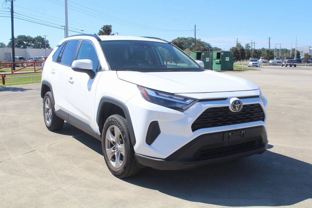 2023 Toyota RAV4 XLE photo 2