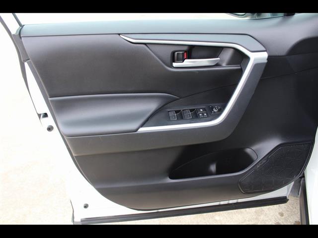 2023 Toyota RAV4 XLE - Photo 13