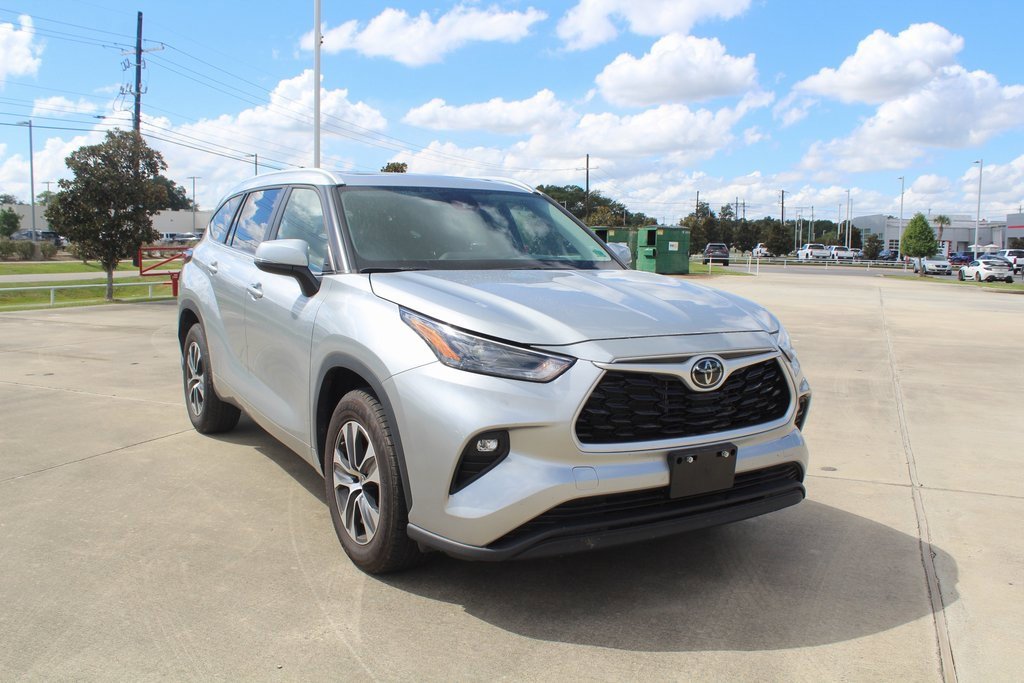 2024 Toyota Highlander XLE photo 2