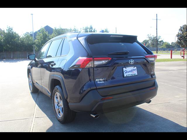 2025 Toyota RAV4 XLE - Photo 9