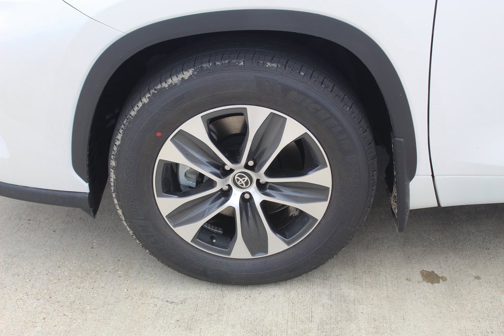 2025 Toyota Highlander XLE photo 2