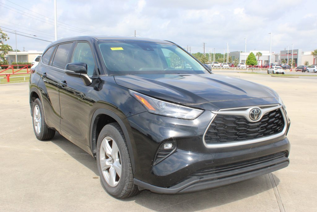 2023 Toyota Highlander LE photo 4