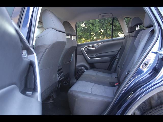 2025 Toyota RAV4 XLE - Photo 32