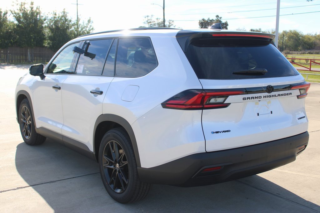 2026 Toyota Highlander Hybrid photo 3