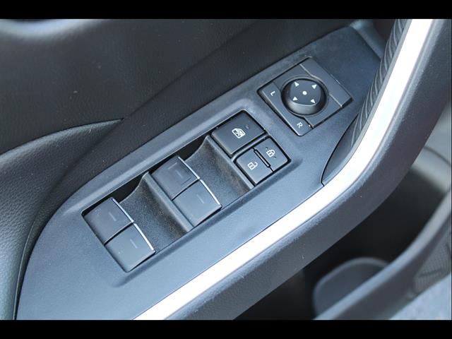 2025 Toyota RAV4 XLE - Photo 15
