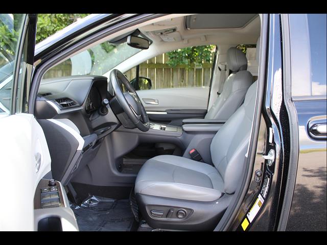 2023 Toyota Sienna XLE - Photo 16
