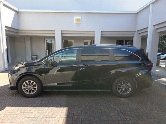 2023 Toyota Sienna XLE - Photo 10