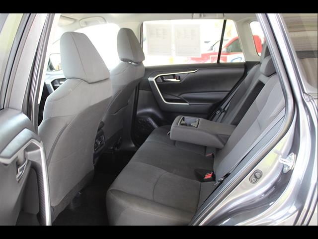 2025 Toyota RAV4 XLE - Photo 32