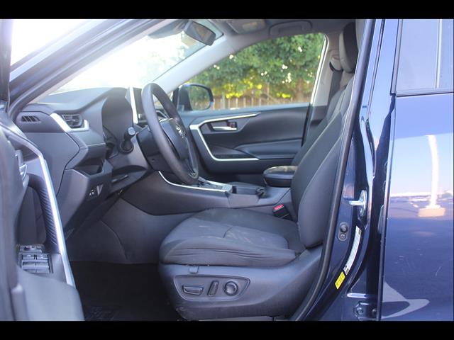 2025 Toyota RAV4 XLE - Photo 16