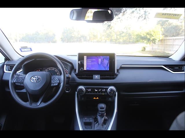 2025 Toyota RAV4 XLE - Photo 28
