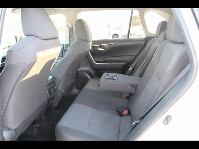 2024 Toyota RAV4 XLE - Photo 33