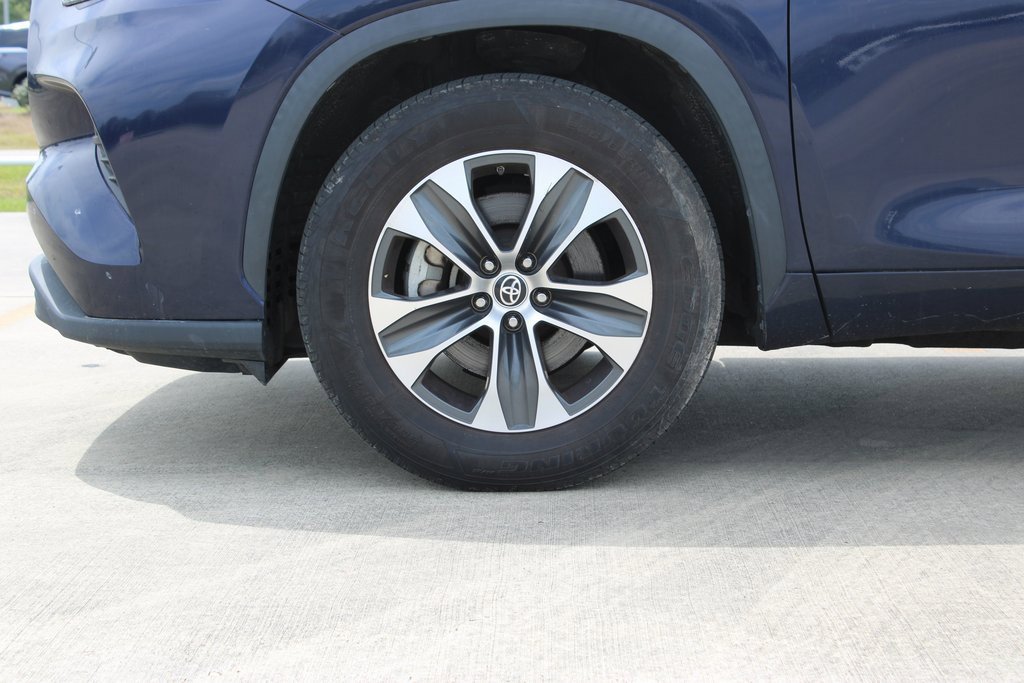 Used 2022 Toyota Highlander XLE with VIN 5TDGZRAH2NS094738 for sale in Lafayette, LA