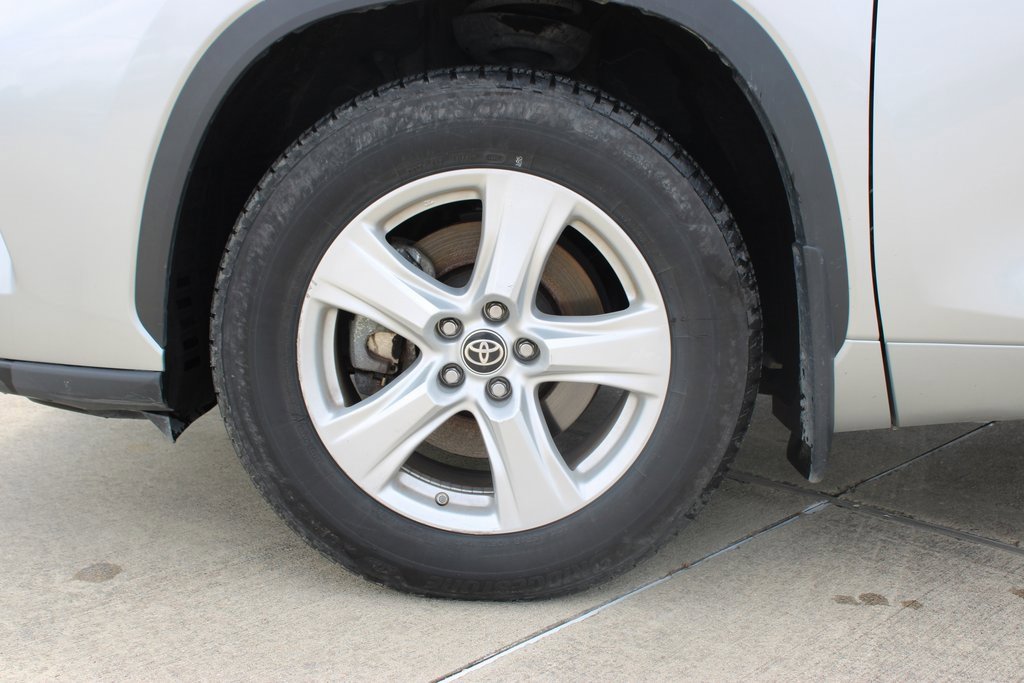 Used 2023 Toyota Highlander LE with VIN 5TDKDRAHXPS514015 for sale in Lafayette, LA