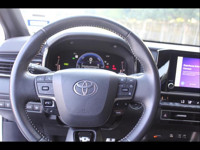 2025 Toyota Camry SE - Photo 15