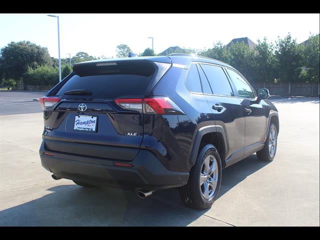 2025 Toyota RAV4 XLE - Photo 6