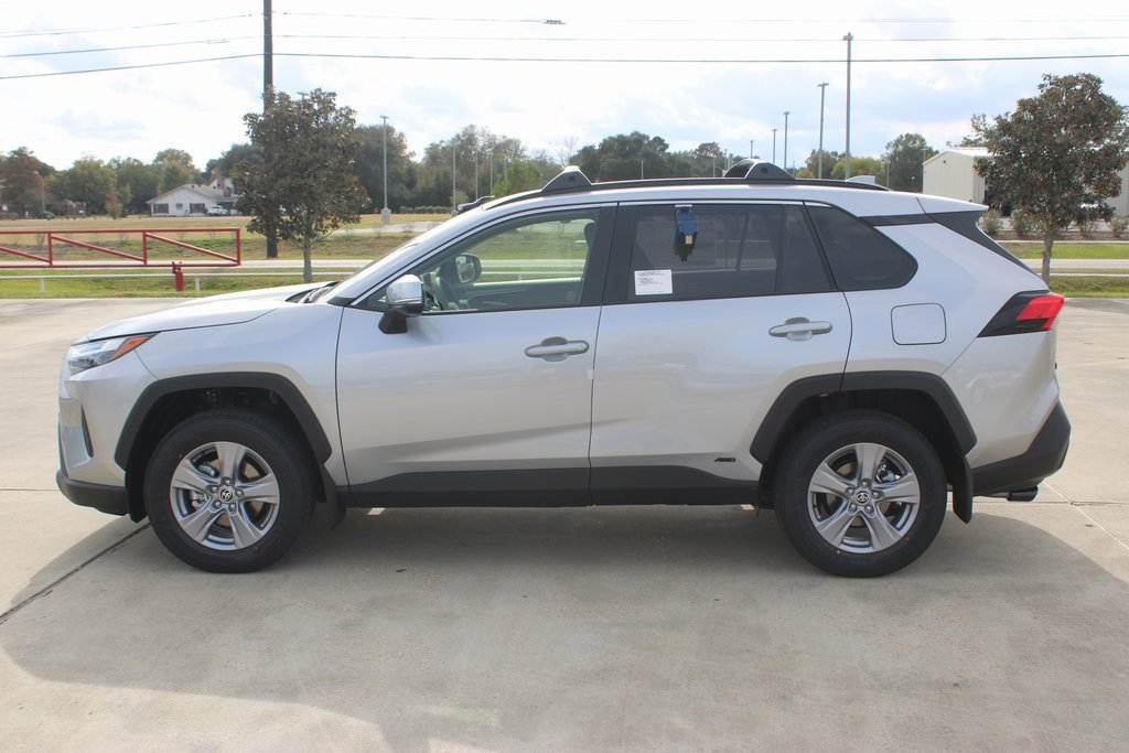 2025 Toyota RAV4 Hybrid XLE photo 3