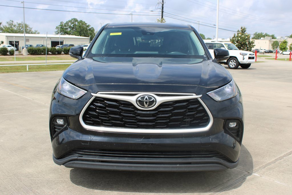 2023 Toyota Highlander LE photo 3