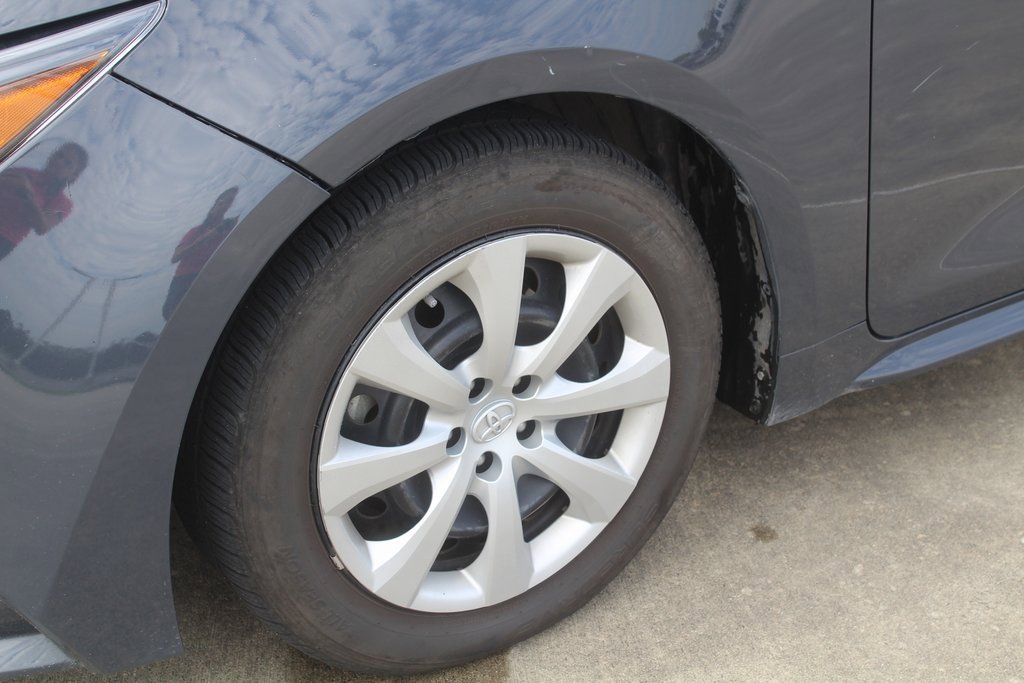 2023 Toyota Corolla LE photo 2