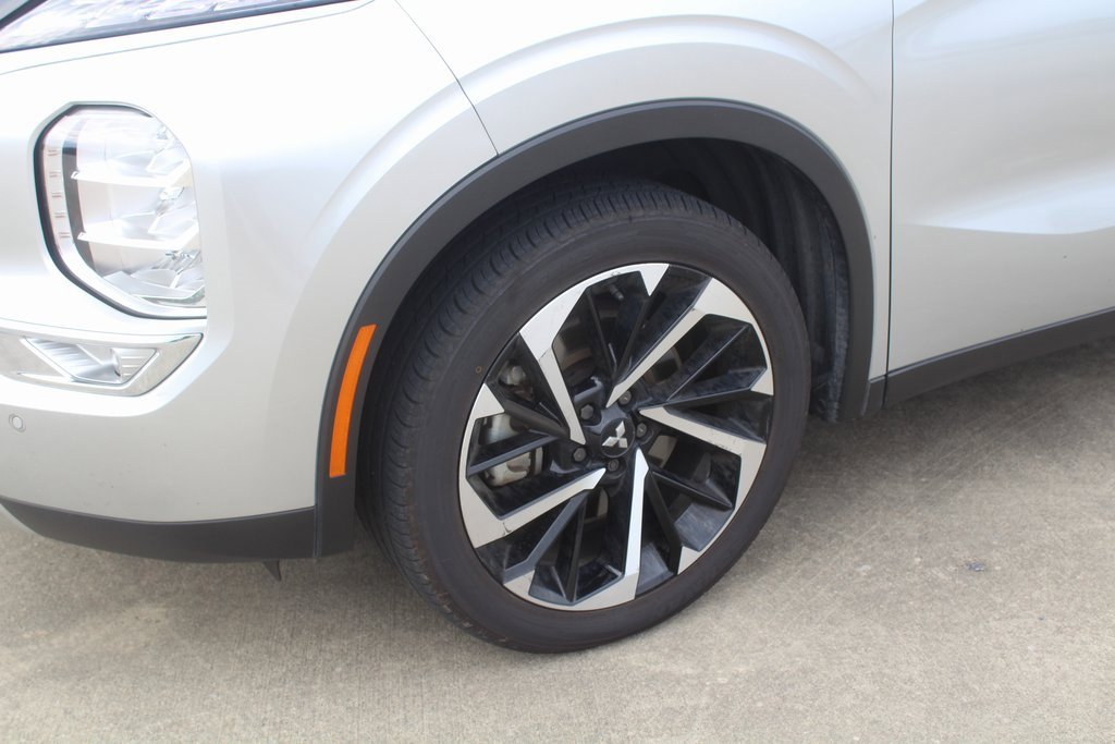 2024 Mitsubishi Outlander SE photo 2