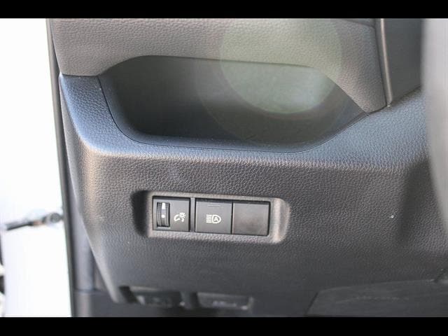 2021 Toyota RAV4 XLE - Photo 16
