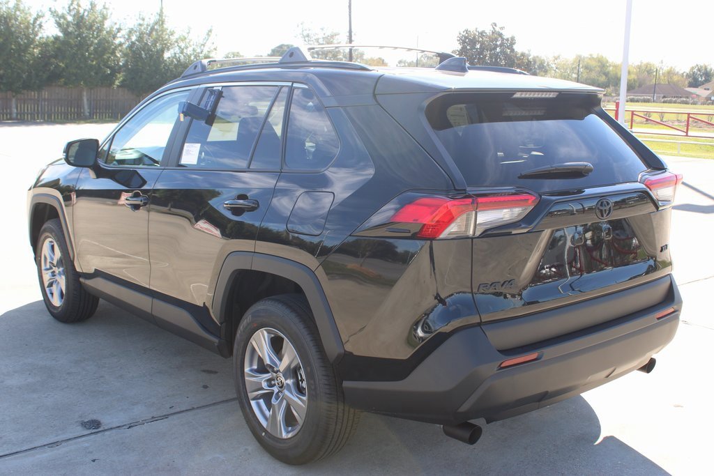 2025 Toyota RAV4 XLE photo 3