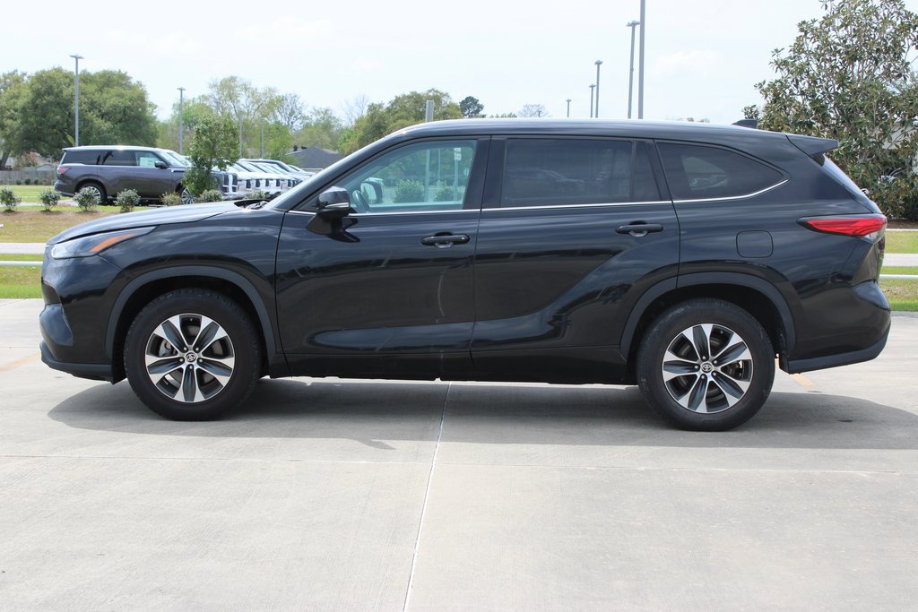 2022 Toyota Highlander XLE photo 3