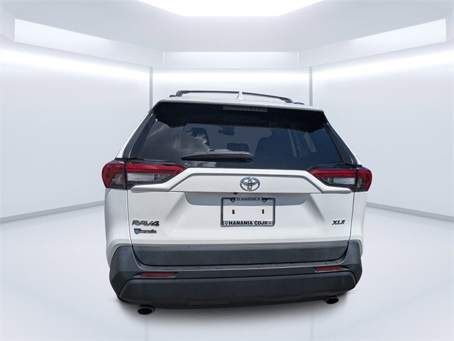 2021 Toyota RAV4 XLE photo 3