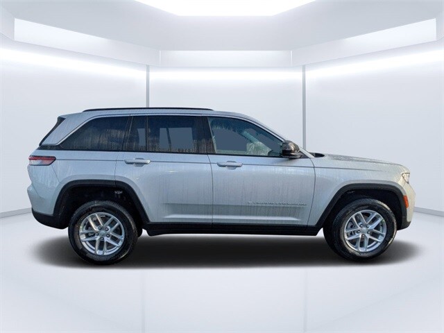 2025 Jeep Grand Cherokee Laredo photo 2