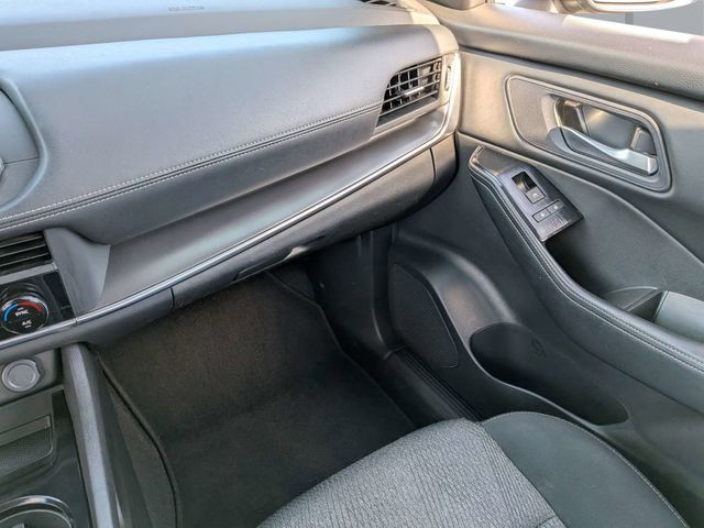 2024 Nissan Rogue SV - Photo 16