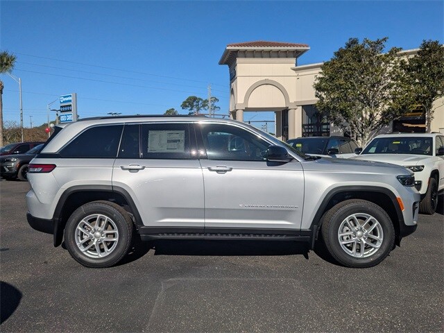 2025 Jeep Grand Cherokee Laredo photo 2