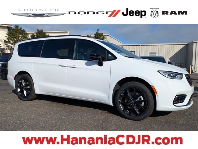 2026 Chrysler Pacifica Limited's photo