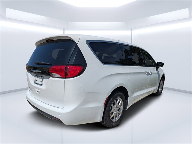 2025 Chrysler Voyager LX photo 2