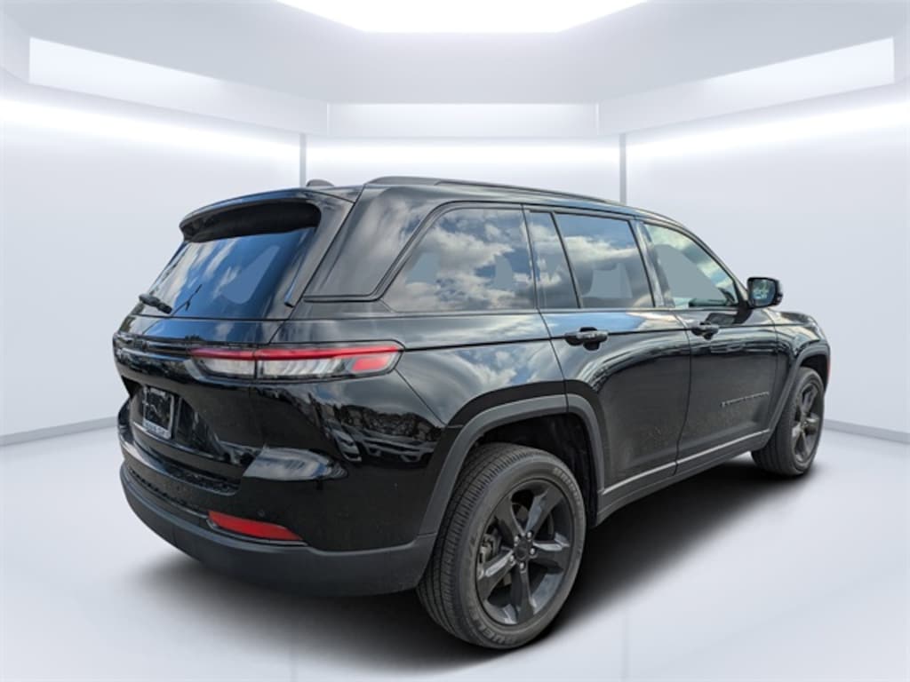 Used 2023 Jeep Grand Cherokee Laredo SUV