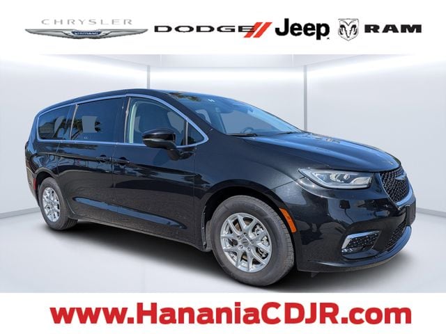 2023 Chrysler Pacifica Touring L's photo