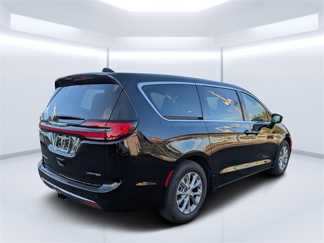 2026 Chrysler Pacifica Limited photo 3