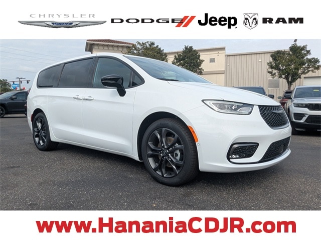 2026 Chrysler Pacifica Select's photo