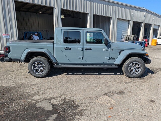 2026 Jeep Gladiator Sport S photo 2